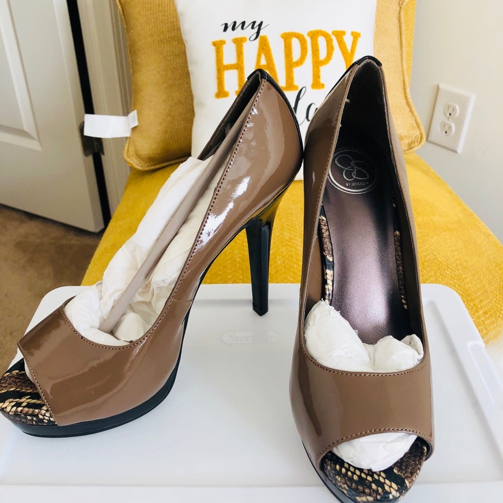 Jessica Simpson Taupe snakeskin heel shoe